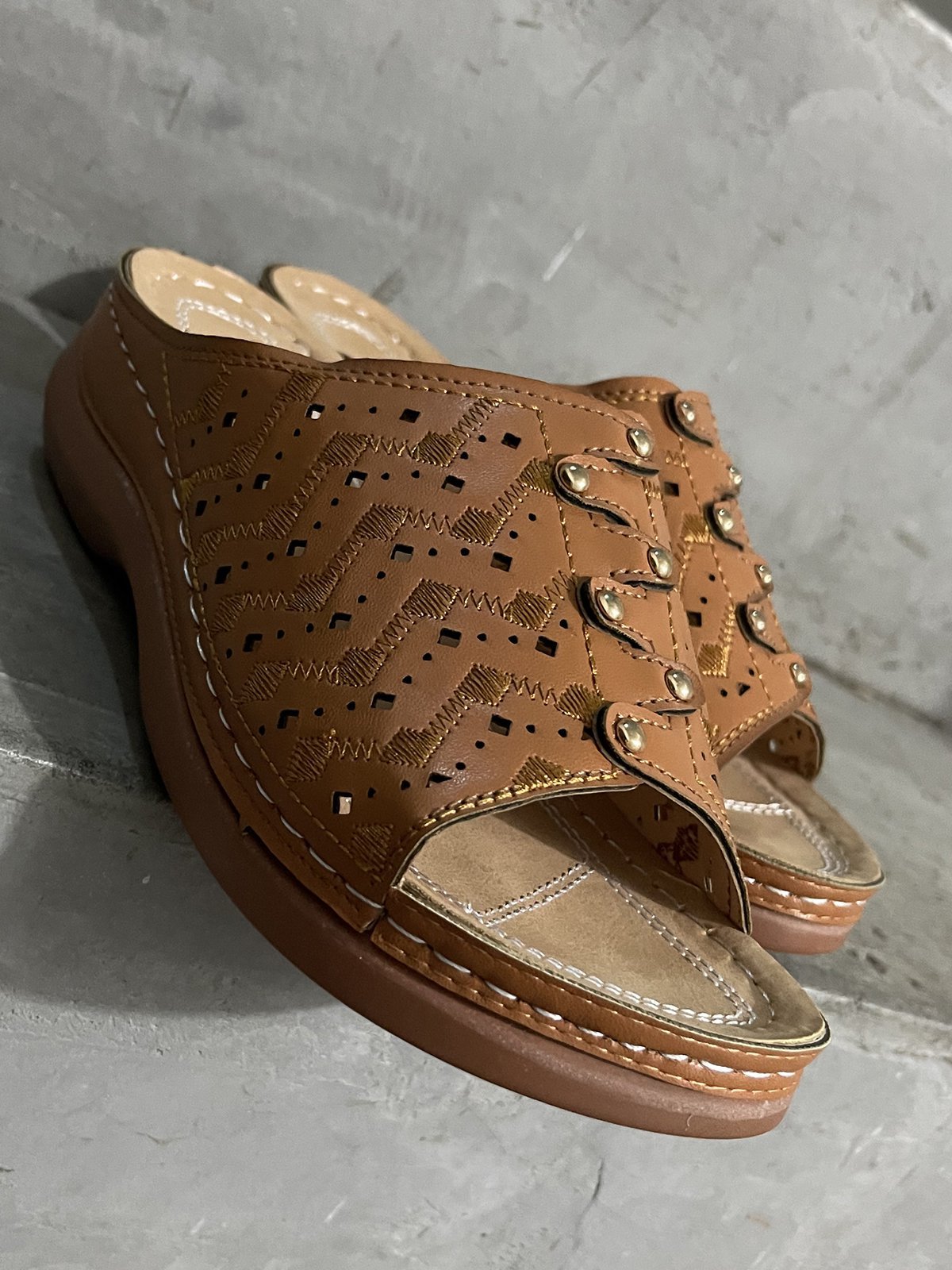 Rebite elétrico Bordado Oco Confortável Chinelo