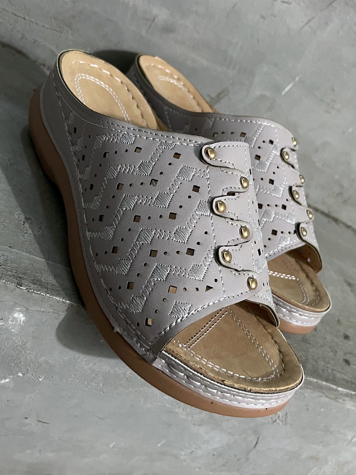 Rebite elétrico Bordado Oco Confortável Chinelo